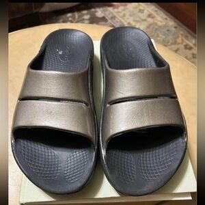 Oofos mens 8 or women’s 11